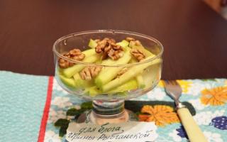 Салат с сельдереем, и курицей, и яблоками: рецепт приготовления