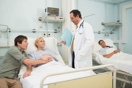 Папы в родзале: какие изменения правил присутствия на родах обсуждают в России