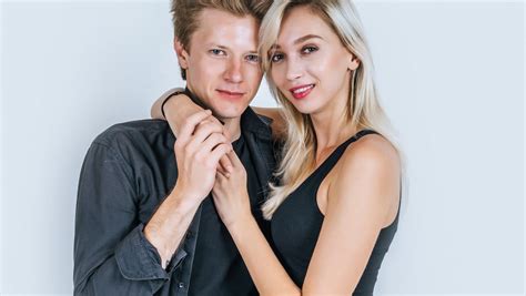 Почему женщинам привлекают мужчины значительно старше: мнение психолога